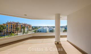 Beachside, eigentijds penthouse met groot solarium te koop in een modern complex in San Pedro, Marbella 775796 
