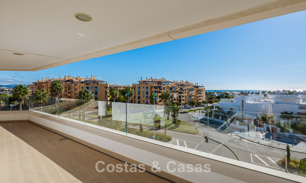 Beachside, eigentijds penthouse met groot solarium te koop in een modern complex in San Pedro, Marbella 775797