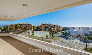 Beachside, eigentijds penthouse met groot solarium te koop in een modern complex in San Pedro, Marbella 775797 