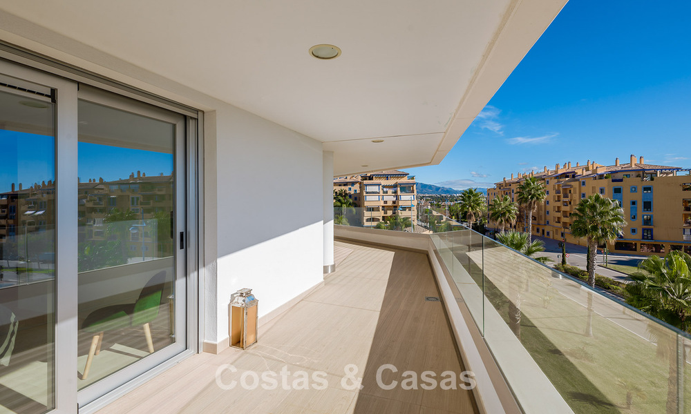 Beachside, eigentijds penthouse met groot solarium te koop in een modern complex in San Pedro, Marbella 775798