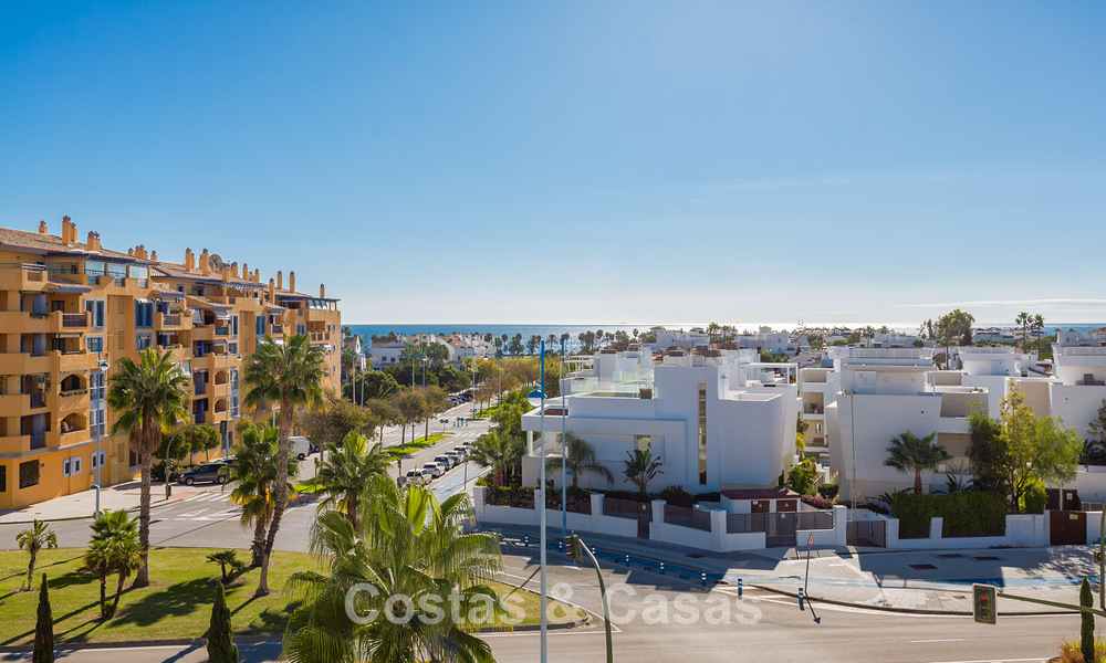 Beachside, eigentijds penthouse met groot solarium te koop in een modern complex in San Pedro, Marbella 775800