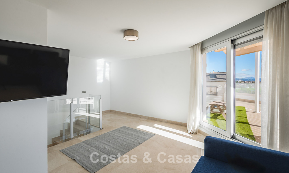 Beachside, eigentijds penthouse met groot solarium te koop in een modern complex in San Pedro, Marbella 775802