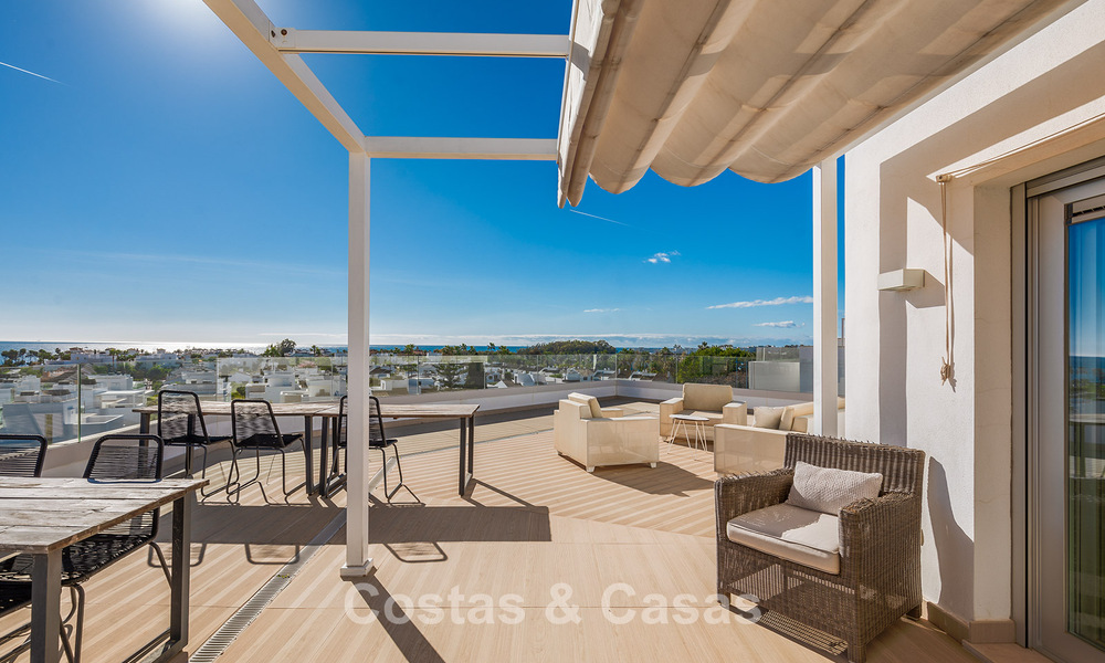 Beachside, eigentijds penthouse met groot solarium te koop in een modern complex in San Pedro, Marbella 775804