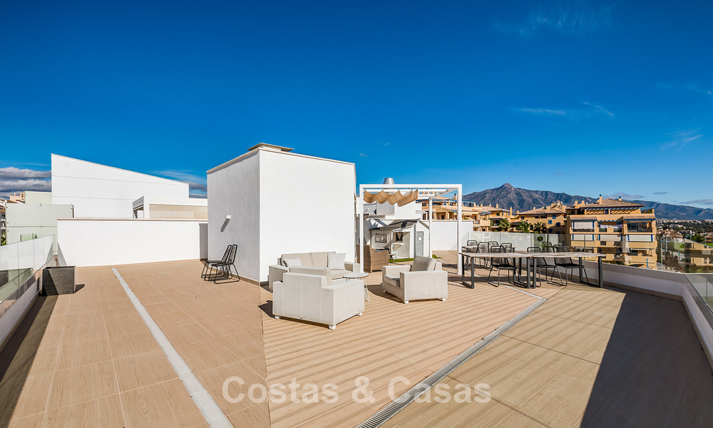 Beachside, eigentijds penthouse met groot solarium te koop in een modern complex in San Pedro, Marbella 775808