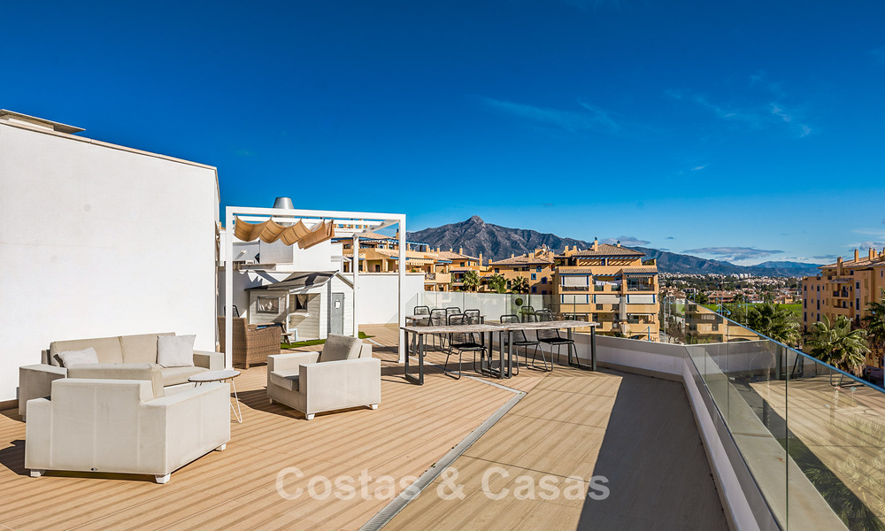Beachside, eigentijds penthouse met groot solarium te koop in een modern complex in San Pedro, Marbella 775809