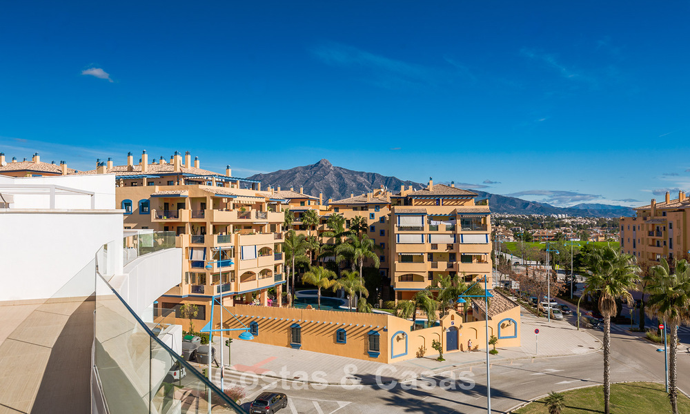 Beachside, eigentijds penthouse met groot solarium te koop in een modern complex in San Pedro, Marbella 775812