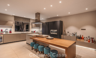 Modernistische luxevilla met zeezicht te koop in de exclusieve en beveiligde omgeving van El Madroñal, Marbella - Benahavis 775884 