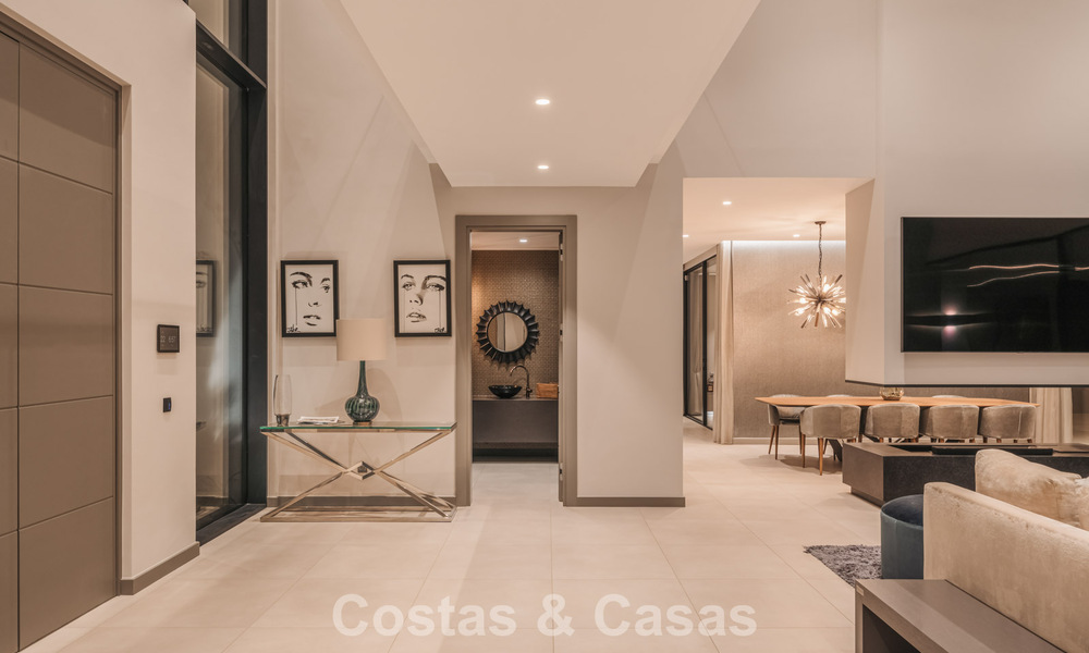 Modernistische luxevilla met zeezicht te koop in de exclusieve en beveiligde omgeving van El Madroñal, Marbella - Benahavis 775885