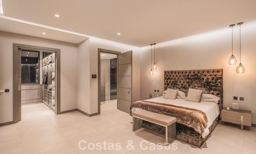 Modernistische luxevilla met zeezicht te koop in de exclusieve en beveiligde omgeving van El Madroñal, Marbella - Benahavis 775886