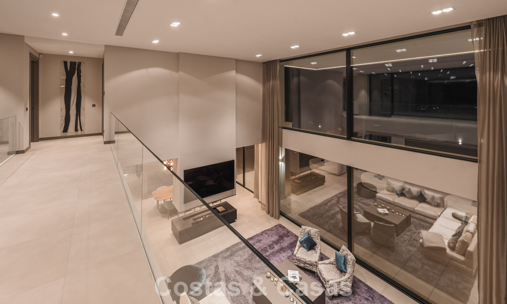 Modernistische luxevilla met zeezicht te koop in de exclusieve en beveiligde omgeving van El Madroñal, Marbella - Benahavis 775889