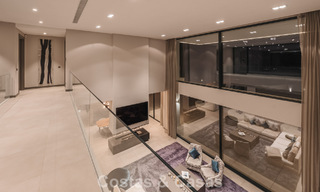 Modernistische luxevilla met zeezicht te koop in de exclusieve en beveiligde omgeving van El Madroñal, Marbella - Benahavis 775889 