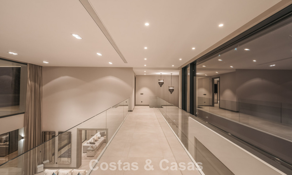 Modernistische luxevilla met zeezicht te koop in de exclusieve en beveiligde omgeving van El Madroñal, Marbella - Benahavis 775890