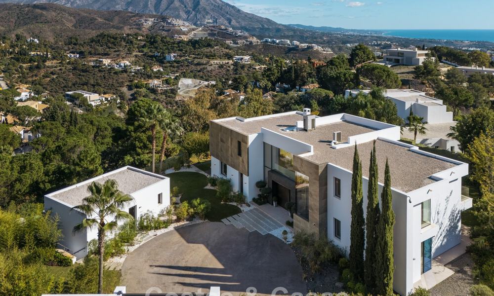 Modernistische luxevilla met zeezicht te koop in de exclusieve en beveiligde omgeving van El Madroñal, Marbella - Benahavis 775892