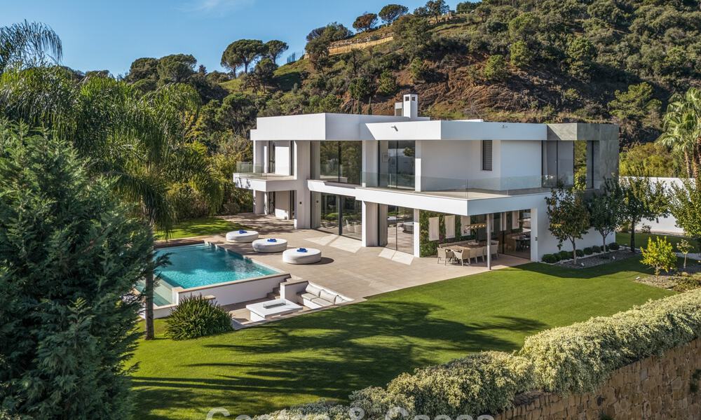 Modernistische luxevilla met zeezicht te koop in de exclusieve en beveiligde omgeving van El Madroñal, Marbella - Benahavis 775893