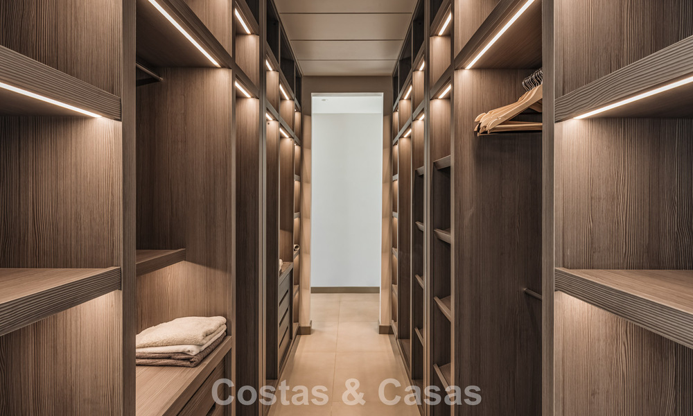 Modernistische luxevilla met zeezicht te koop in de exclusieve en beveiligde omgeving van El Madroñal, Marbella - Benahavis 775897