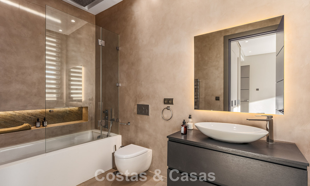 Modernistische luxevilla met zeezicht te koop in de exclusieve en beveiligde omgeving van El Madroñal, Marbella - Benahavis 775898