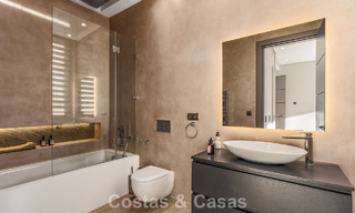 Modernistische luxevilla met zeezicht te koop in de exclusieve en beveiligde omgeving van El Madroñal, Marbella - Benahavis 775898 