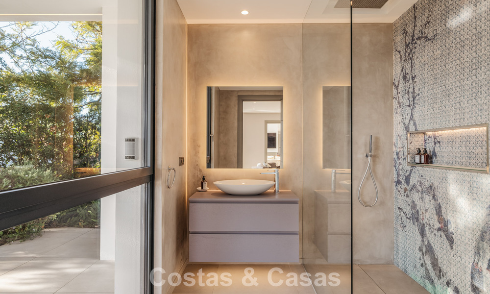 Modernistische luxevilla met zeezicht te koop in de exclusieve en beveiligde omgeving van El Madroñal, Marbella - Benahavis 775902