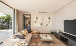 Modernistische luxevilla met zeezicht te koop in de exclusieve en beveiligde omgeving van El Madroñal, Marbella - Benahavis 775903 
