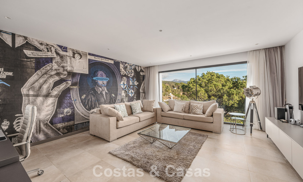 Modernistische luxevilla met zeezicht te koop in de exclusieve en beveiligde omgeving van El Madroñal, Marbella - Benahavis 775904
