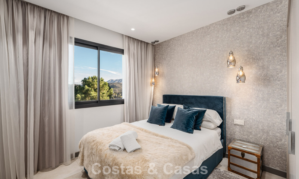 Modernistische luxevilla met zeezicht te koop in de exclusieve en beveiligde omgeving van El Madroñal, Marbella - Benahavis 775905