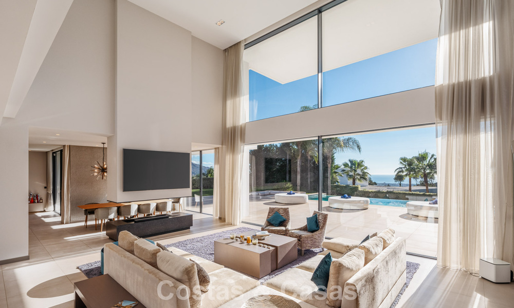 Modernistische luxevilla met zeezicht te koop in de exclusieve en beveiligde omgeving van El Madroñal, Marbella - Benahavis 775906