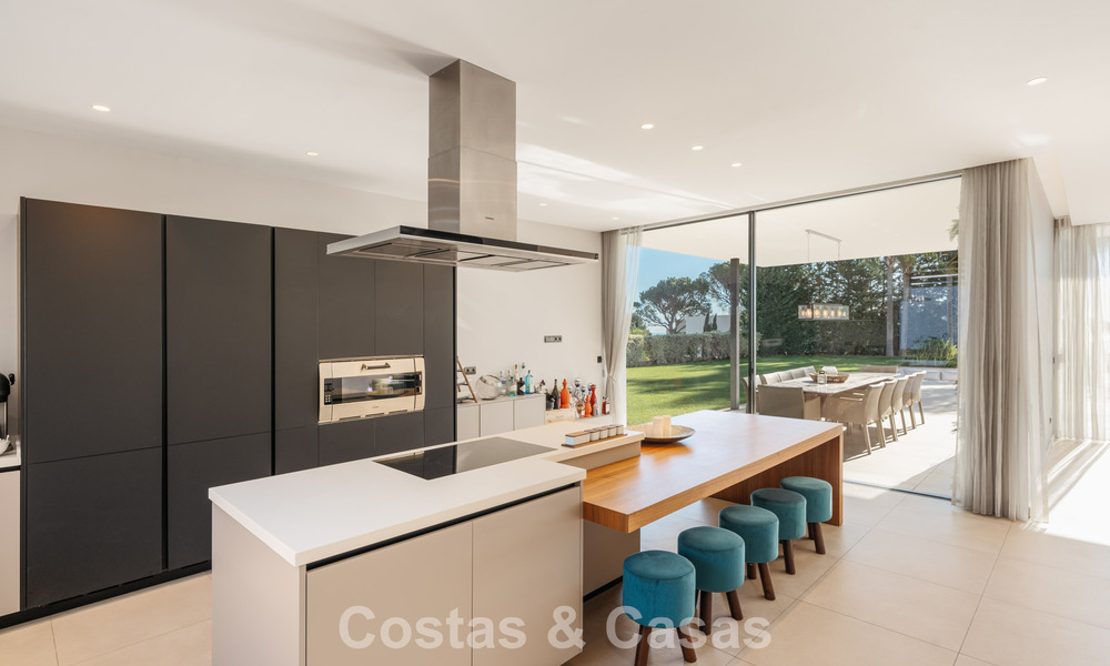 Modernistische luxevilla met zeezicht te koop in de exclusieve en beveiligde omgeving van El Madroñal, Marbella - Benahavis 775909