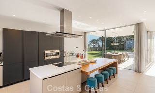 Modernistische luxevilla met zeezicht te koop in de exclusieve en beveiligde omgeving van El Madroñal, Marbella - Benahavis 775909 