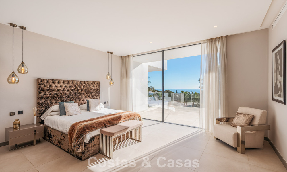 Modernistische luxevilla met zeezicht te koop in de exclusieve en beveiligde omgeving van El Madroñal, Marbella - Benahavis 775910