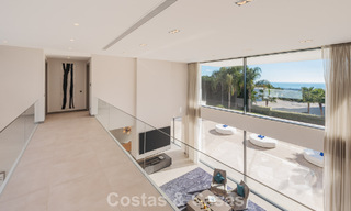 Modernistische luxevilla met zeezicht te koop in de exclusieve en beveiligde omgeving van El Madroñal, Marbella - Benahavis 775913 