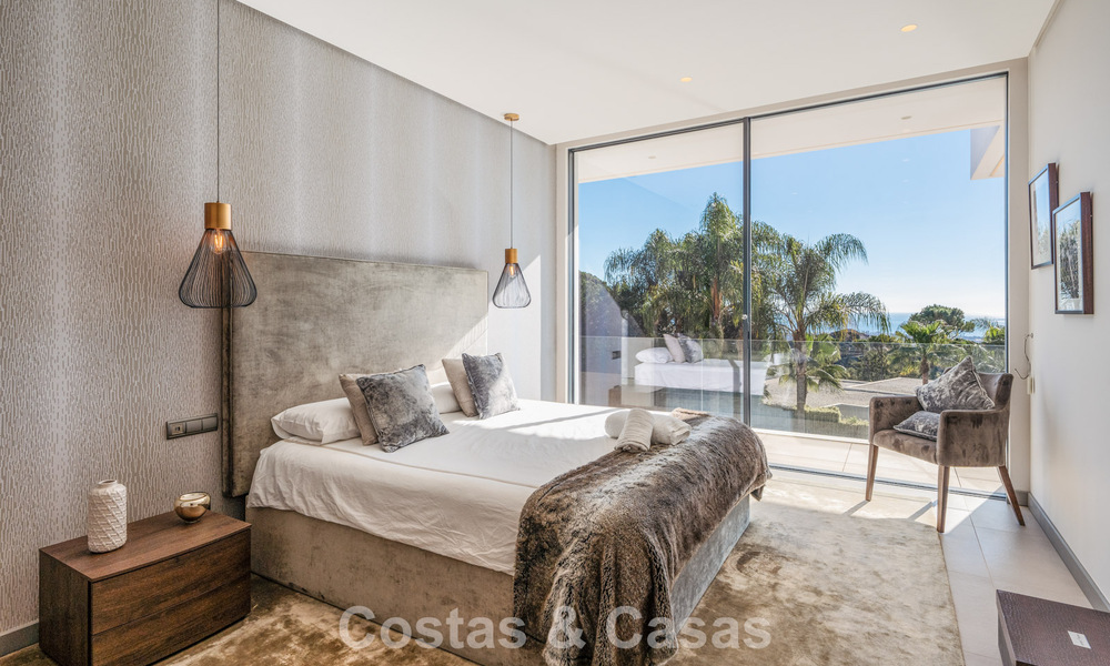 Modernistische luxevilla met zeezicht te koop in de exclusieve en beveiligde omgeving van El Madroñal, Marbella - Benahavis 775914
