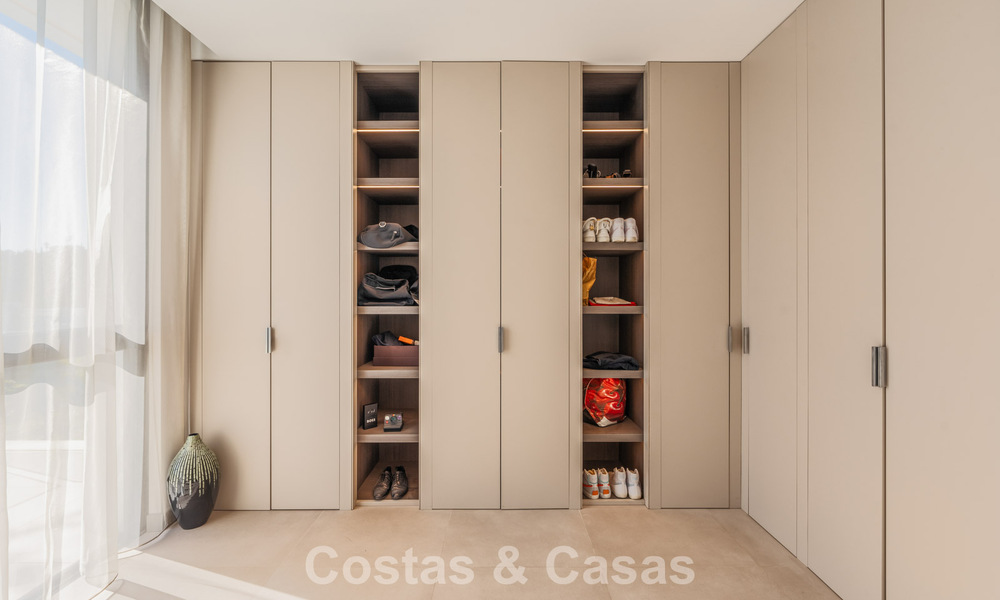 Modernistische luxevilla met zeezicht te koop in de exclusieve en beveiligde omgeving van El Madroñal, Marbella - Benahavis 775915