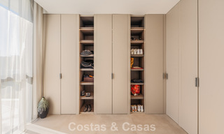 Modernistische luxevilla met zeezicht te koop in de exclusieve en beveiligde omgeving van El Madroñal, Marbella - Benahavis 775915 