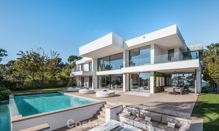 Modernistische luxevilla met zeezicht te koop in de exclusieve en beveiligde omgeving van El Madroñal, Marbella - Benahavis 775916