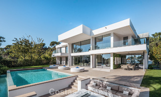 Modernistische luxevilla met zeezicht te koop in de exclusieve en beveiligde omgeving van El Madroñal, Marbella - Benahavis 775916 