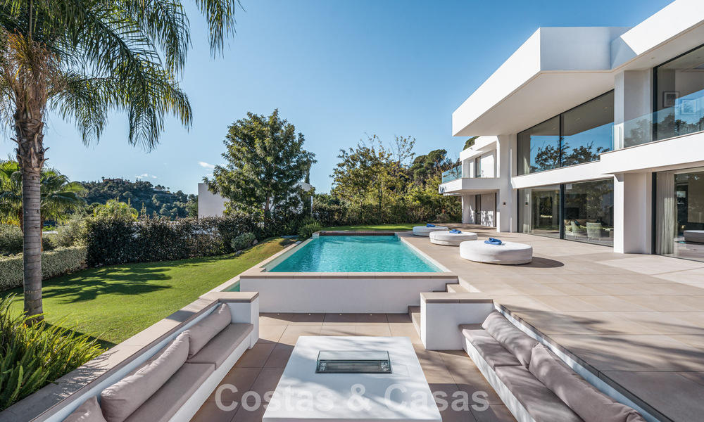 Modernistische luxevilla met zeezicht te koop in de exclusieve en beveiligde omgeving van El Madroñal, Marbella - Benahavis 775917