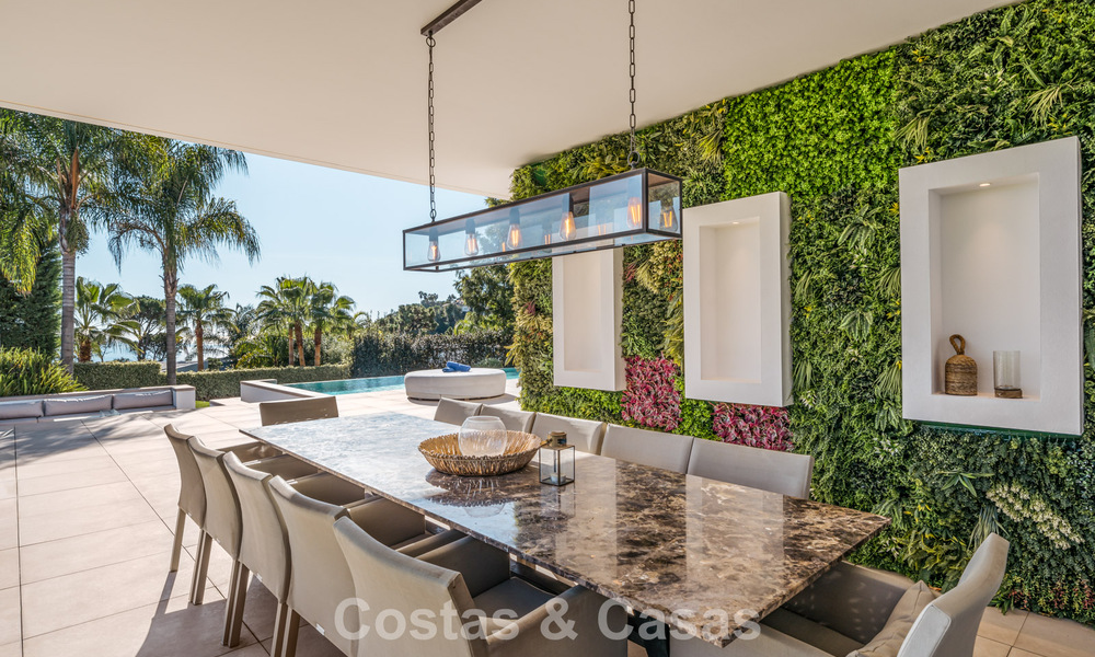 Modernistische luxevilla met zeezicht te koop in de exclusieve en beveiligde omgeving van El Madroñal, Marbella - Benahavis 775918