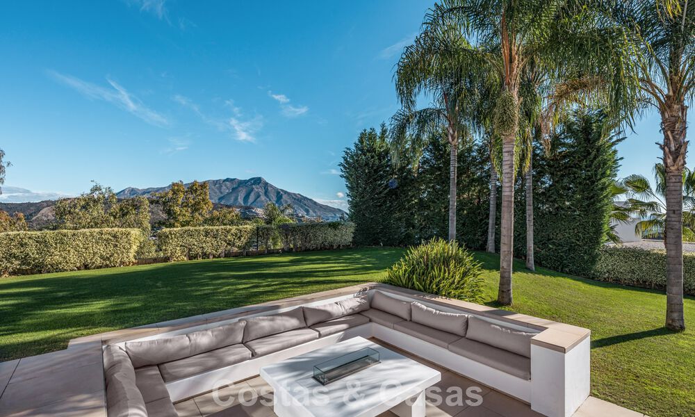 Modernistische luxevilla met zeezicht te koop in de exclusieve en beveiligde omgeving van El Madroñal, Marbella - Benahavis 775919