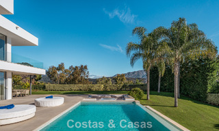 Modernistische luxevilla met zeezicht te koop in de exclusieve en beveiligde omgeving van El Madroñal, Marbella - Benahavis 775920 