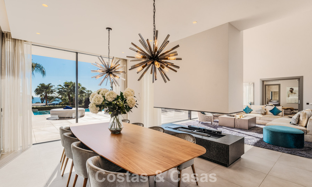 Modernistische luxevilla met zeezicht te koop in de exclusieve en beveiligde omgeving van El Madroñal, Marbella - Benahavis 775924