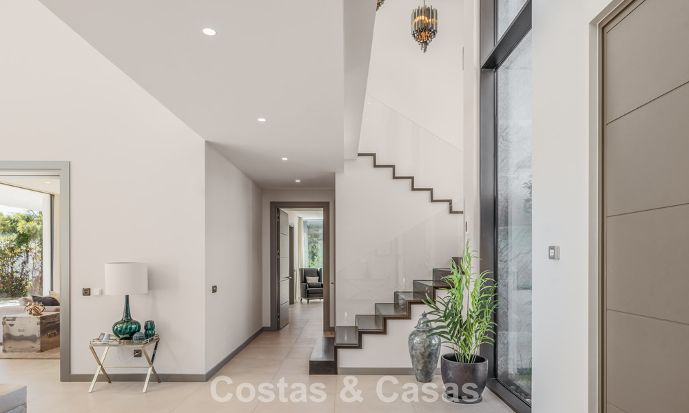 Modernistische luxevilla met zeezicht te koop in de exclusieve en beveiligde omgeving van El Madroñal, Marbella - Benahavis 775926