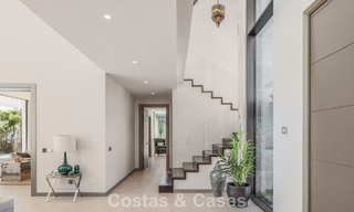 Modernistische luxevilla met zeezicht te koop in de exclusieve en beveiligde omgeving van El Madroñal, Marbella - Benahavis 775926 