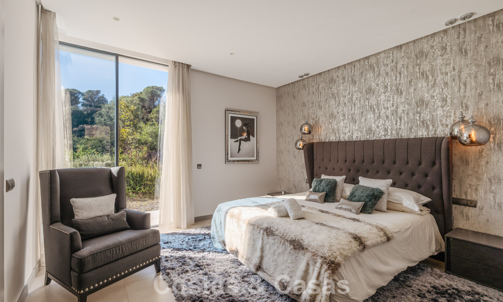 Modernistische luxevilla met zeezicht te koop in de exclusieve en beveiligde omgeving van El Madroñal, Marbella - Benahavis 775927