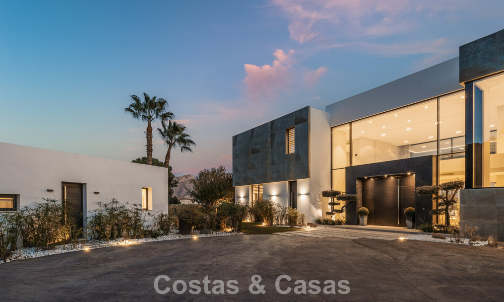 Modernistische luxevilla met zeezicht te koop in de exclusieve en beveiligde omgeving van El Madroñal, Marbella - Benahavis 775929