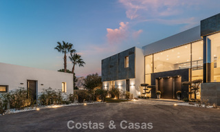 Modernistische luxevilla met zeezicht te koop in de exclusieve en beveiligde omgeving van El Madroñal, Marbella - Benahavis 775929 