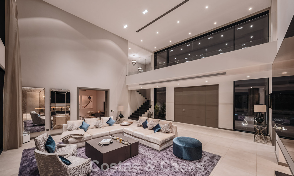 Modernistische luxevilla met zeezicht te koop in de exclusieve en beveiligde omgeving van El Madroñal, Marbella - Benahavis 775931