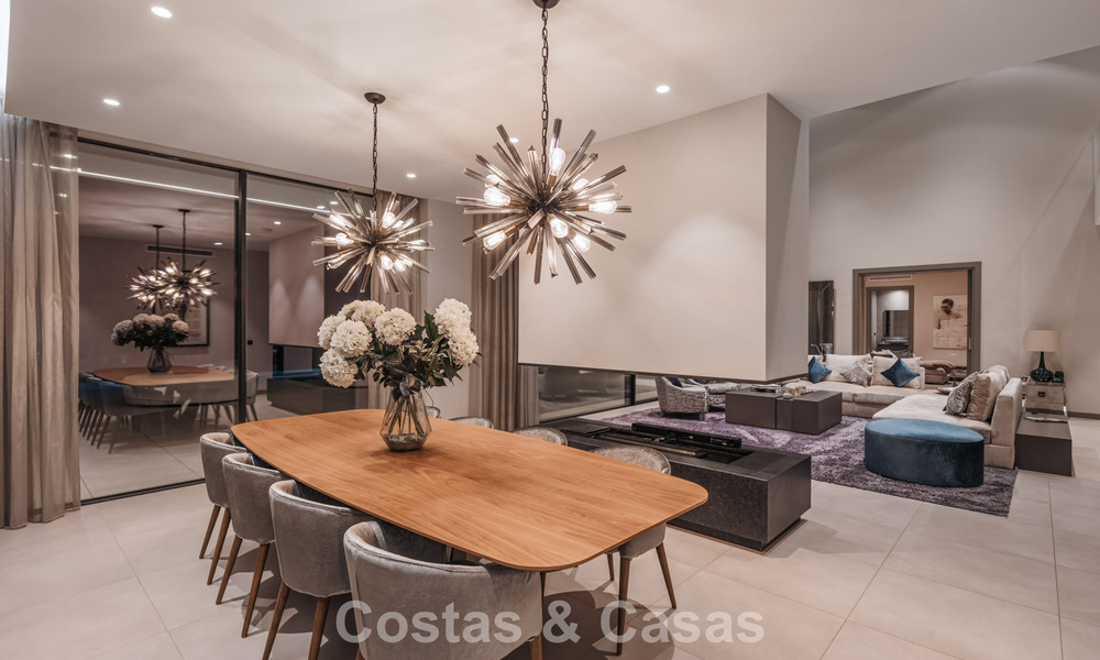 Modernistische luxevilla met zeezicht te koop in de exclusieve en beveiligde omgeving van El Madroñal, Marbella - Benahavis 775932