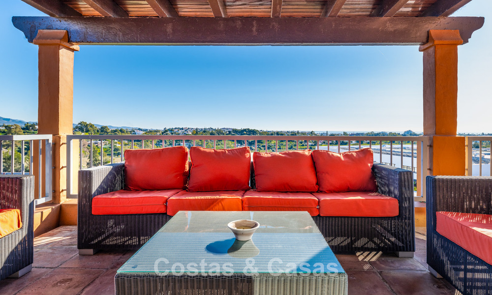 Schitterend penthouse met panoramische uitzichten te koop in een gated complex van Marbella - Benahavis 775875