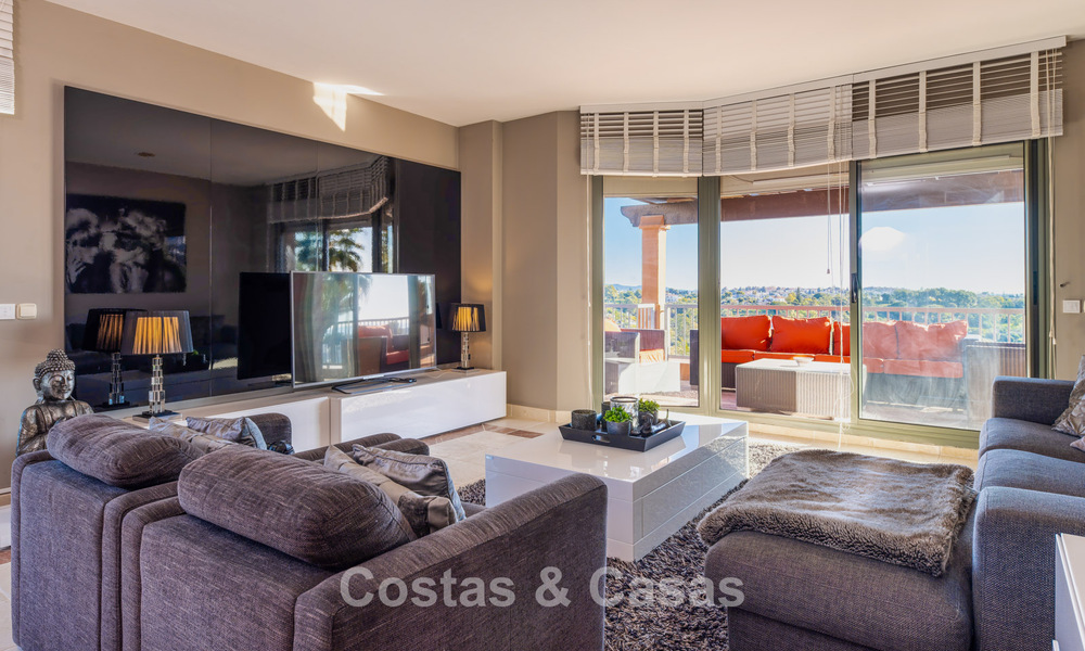 Schitterend penthouse met panoramische uitzichten te koop in een gated complex van Marbella - Benahavis 775881