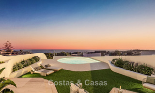 Nieuwe, grote designappartementen met golf- en zeezicht in een avant-garde bouwstijl te koop in Oost Marbella 776192 
